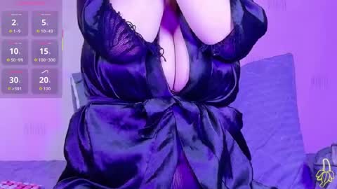 Snapshot of naturaltitss_ chatting on April 29, 2:43 pm Gwen online show from April 29, 2:43 pm