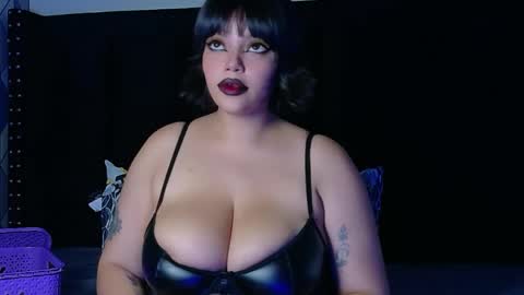 Snapshot of naturaltitss_ chatting on April 30, 8:57 pm Gwen online show from April 30, 8:57 pm
