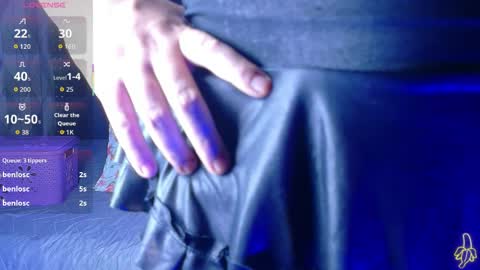 Snapshot of naturaltitss_ chatting on May 20, 7:42 pm Gwen online show from May 20, 7:42 pm