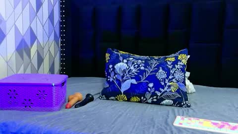 Snapshot of naturaltitss_ chatting on May 26, 7:21 pm Gwen online show from May 26, 7:21 pm