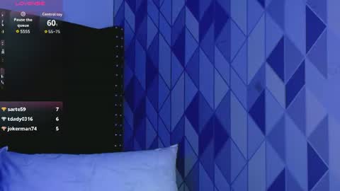 Snapshot of naturaltitss_ chatting on July 10, 7:38 pm Gwen online show from July 10, 7:38 pm