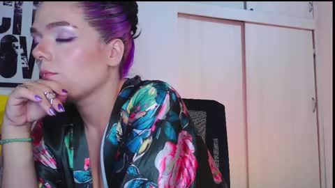 Em  please help me reach 100 thumbs up 3 online show from March 6, 7:05 am