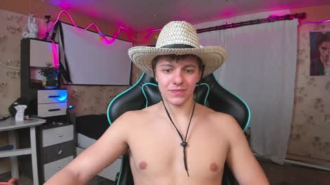 Snapshot of naughty_nik43 chatting on December 21, 6:55 pm Nik online show from December 21, 6:55 pm