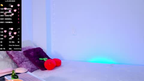 Snapshot of naughtybunnyy_1 chatting on June 4, 12:49 am online show from June 4, 12:49 am