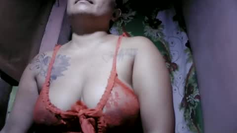 Snapshot of naughtymom_33 chatting on July 4, 12:28 am naughtymom_33 online show from July 4, 12:28 am