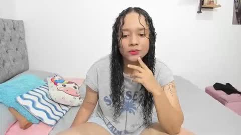 nay_and_aleja online show from December 1, 3:11 am