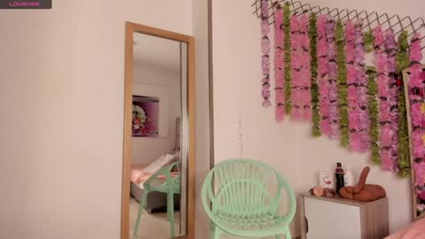 Snapshot of naya_mills chatting on January 28, 11:28 am naya_mills online show from January 28, 11:28 am