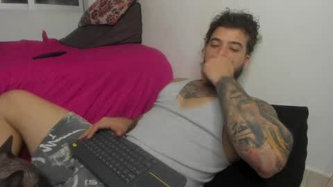 Snapshot of neeii chatting on February 23, 11:04 pm Nei turn green online show from February 23, 11:04 pm