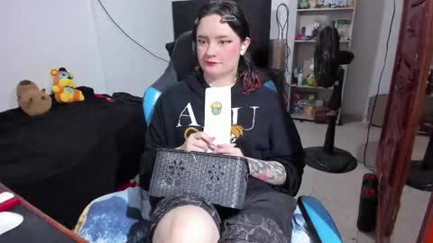 Snapshot of neeko_lol_ chatting on May 4, 9:55 pm Geek Nicole im Neeko UwU online show from May 4, 9:55 pm