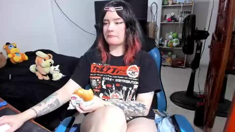 Snapshot of neeko_lol_ chatting on May 26, 12:06 am Geek Nicole im Neeko UwU online show from May 26, 12:06 am