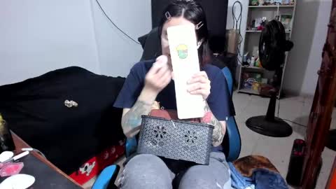 Snapshot of neeko_lol_ chatting on June 2, 12:18 pm Geek Nicole im Neeko UwU online show from June 2, 12:18 pm