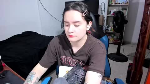 Snapshot of neeko_lol_ chatting on June 3, 11:35 am Geek Nicole im Neeko UwU online show from June 3, 11:35 am