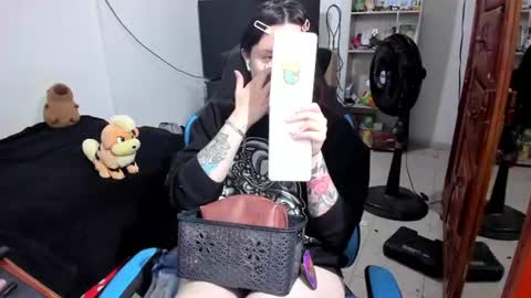 Snapshot of neeko_lol_ chatting on June 14, 11:23 am Geek Nicole im Neeko UwU online show from June 14, 11:23 am
