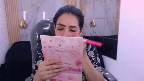 Snapshot of neiti_milk chatting on December 4, 2:43 am paula online show from December 4, 2:43 am