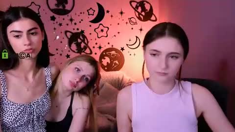 Snapshot of nekky_mouse chatting on June 9, 4:07 pm Meow online show from June 9, 4:07 pm