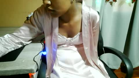 Snapshot of nelia_84 chatting on June 16, 1:25 pm nelia_84 online show from June 16, 1:25 pm