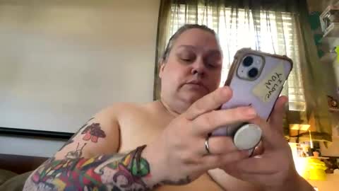Snapshot of nellatlas chatting on May 9, 2:55 pm Nellie Atlas online show from May 9, 2:55 pm