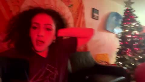 Snapshot of nellbee chatting on December 3, 3:58 am Nell xo online show from December 3, 3:58 am