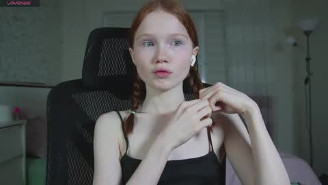 Snapshot of nellie_baby chatting on June 8, 7:25 pm Nellie online show from June 8, 7:25 pm