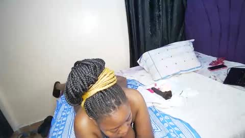 Snapshot of nellyeluxe chatting on December 16, 5:45 am nellyeluxe online show from December 16, 5:45 am