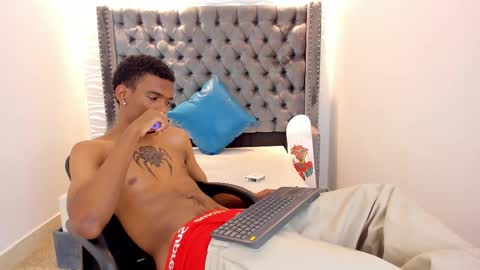 Snapshot of nero_reyd chatting on December 4, 7:55 pm Nero online show from December 4, 7:55 pm