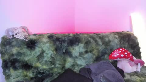 Snapshot of nesuko_evil chatting on November 15, 8:33 am Marie online show from November 15, 8:33 am