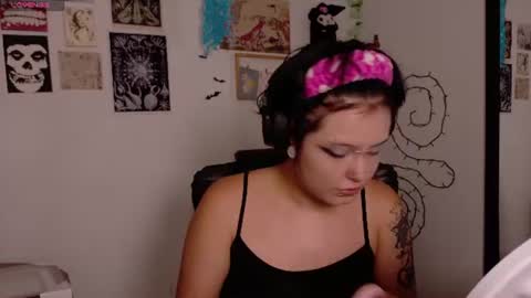 Snapshot of neurotic_witch chatting on June 11, 8:34 am Mar online show from June 11, 8:34 am