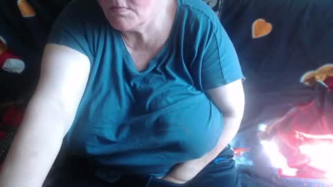 Snapshot of new_milf chatting on June 28, 7:36 am Lilly online show from June 28, 7:36 am