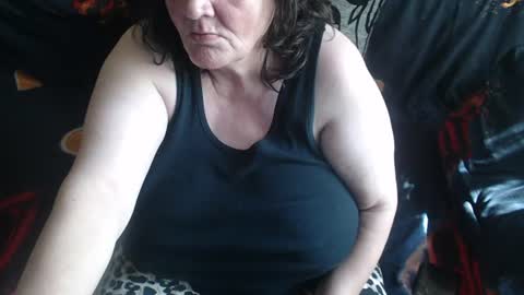 Snapshot of new_milf chatting on July 5, 7:48 am Lilly online show from July 5, 7:48 am