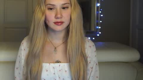 Snapshot of newkitty_18 chatting on February 21, 10:44 pm Nika online show from February 21, 10:44 pm