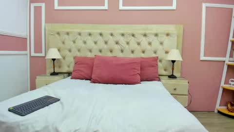 nia_taylorx online show from May 30, 9:45 pm