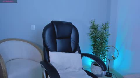 Nia  online show from October 24, 9:22 pm