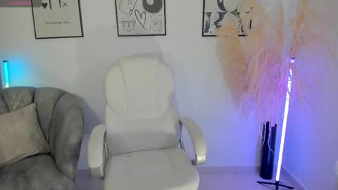 Nia online show from November 6, 2:07 pm