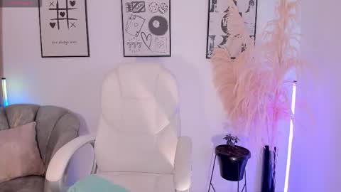 Nia online show from November 11, 1:22 pm