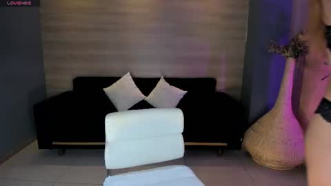 Snapshot of niaholland chatting on August 5, 6:33 pm SQUIRTER DOLL online show from August 5, 6:33 pm
