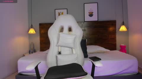 Snapshot of niall_falcon chatting on January 21, 1:00 pm Niall online show from January 21, 1:00 pm