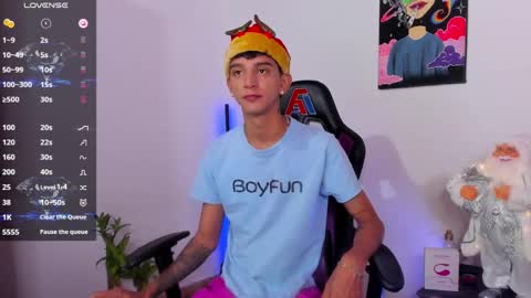 Snapshot of nick_greey chatting on December 18, 11:30 pm Frank online show from December 18, 11:30 pm