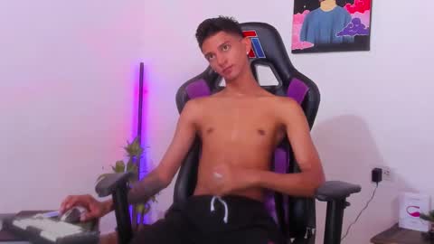 Snapshot of nick_greey chatting on January 13, 10:45 pm Frank online show from January 13, 10:45 pm