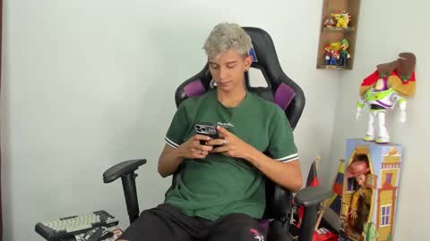 Snapshot of nick_greey chatting on December 19, 2:07 am Frank online show from December 19, 2:07 am