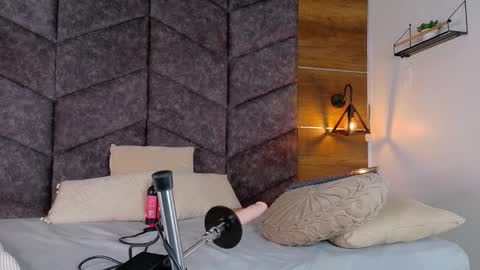 NICKI FOX  online show from January 9, 9:05 pm