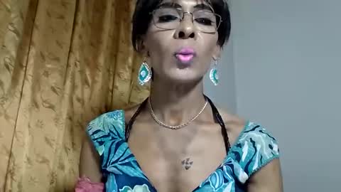 Snapshot of nicklamama chatting on October 31, 6:47 am softnickla online show from October 31, 6:47 am