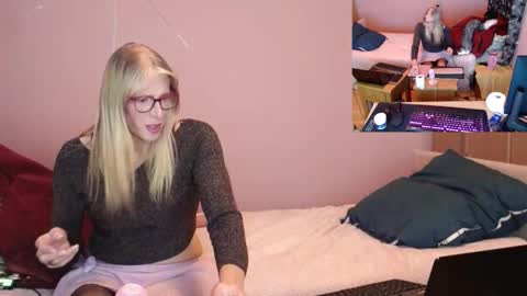 Snapshot of nicktu52 chatting on February 21, 1:39 am nicktuuk online show from February 21, 1:39 am