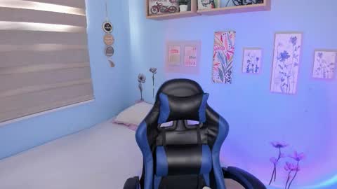 Snapshot of nicky_lucy_m chatting on November 21, 10:19 pm lucy online show from November 21, 10:19 pm