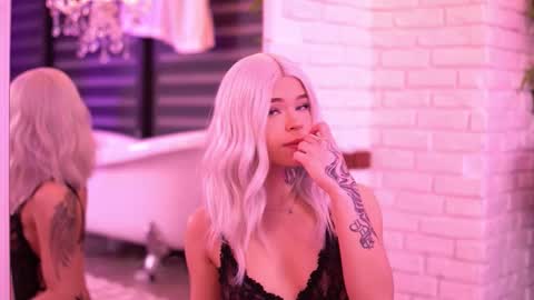 Snapshot of nickybennz chatting on February 28, 7:15 pm Nicky online show from February 28, 7:15 pm