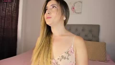 Snapshot of nicol_swift_ chatting on June 10, 9:46 pm Nicol online show from June 10, 9:46 pm