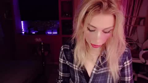 Snapshot of nicole_g0ld_ chatting on September 16, 7:59 pm Nicole online show from September 16, 7:59 pm