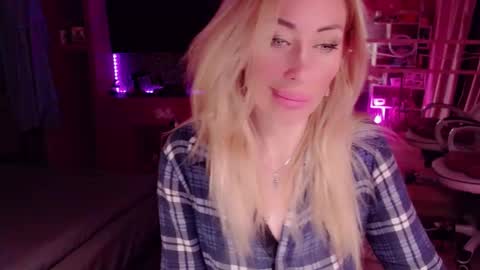 Snapshot of nicole_g0ld_ chatting on September 19, 1:29 am Nicole online show from September 19, 1:29 am
