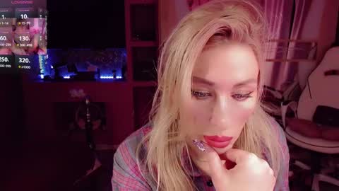 Snapshot of nicole_g0ld_ chatting on September 28, 10:15 pm Nicole online show from September 28, 10:15 pm