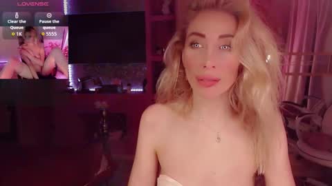 Snapshot of nicole_g0ld_ chatting on October 4, 1:25 am Nicole online show from October 4, 1:25 am