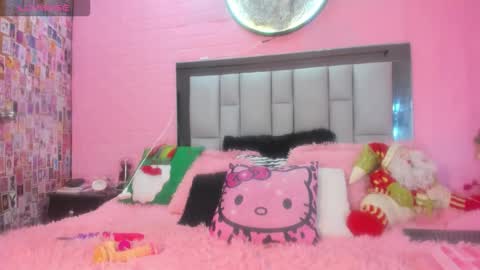 nicole_rosales online show from December 19, 7:43 pm